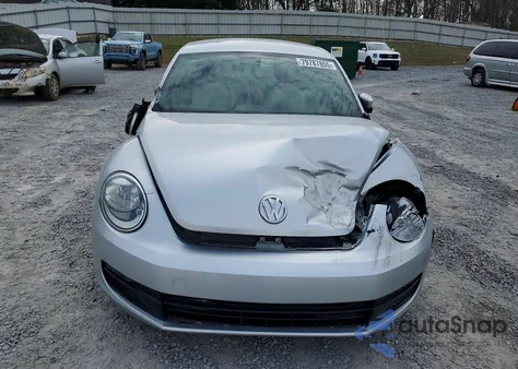 2015 Volkswagen Beetle 1.8T z USA, uszkodzony, nr VIN 3VWF17AT6FM606558